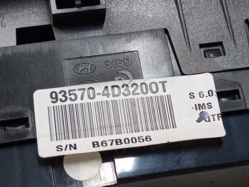 Recambio de motor elevaluna delantero izquierdo para kia carnival / grand carnival iii (vq) 2.9 crdi referencia OEM IAM 935704D3