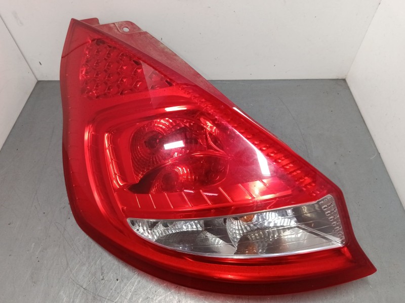 Recambio de piloto trasero izquierdo para ford fiesta vi (cb1, ccn) 1.25 referencia OEM IAM 8a6113405a  