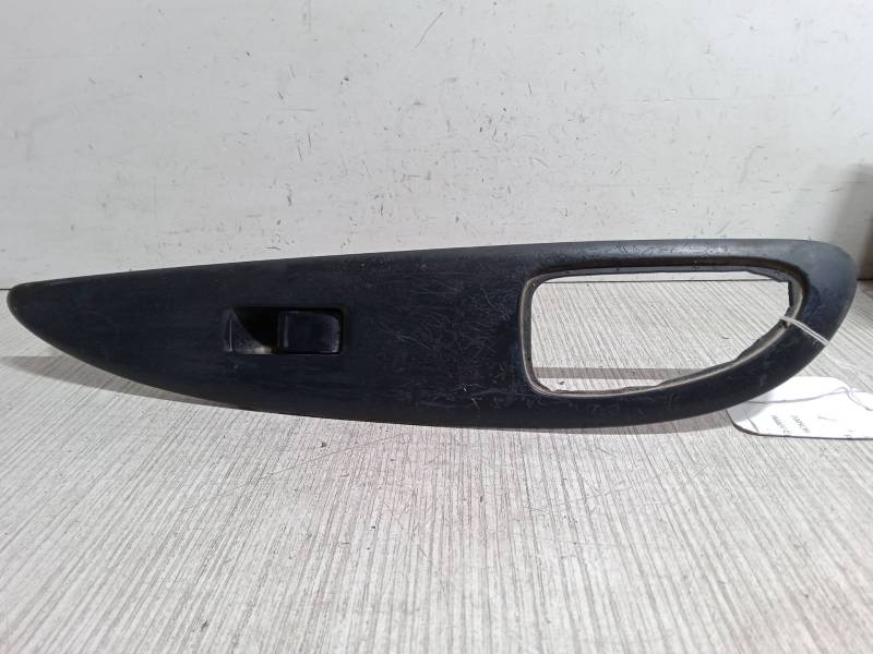 MANDO ELEVALUNAS DELANTERO DERECHO 25411AV600 