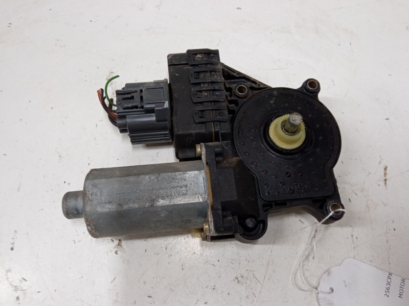 Recambio de motor elevaluna delantero derecho para ford focus i sedán (dfw) 1.8 tdci referencia OEM IAM 0130821757  