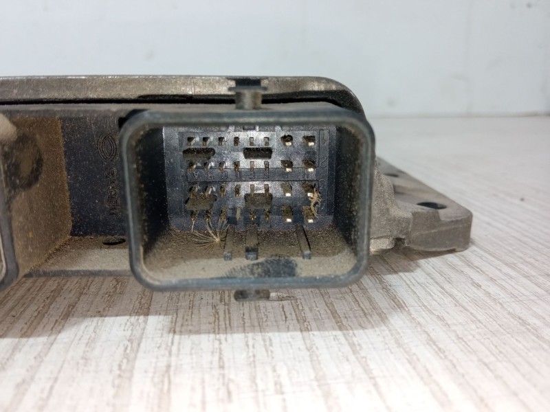 Recambio de centralita motor uce para renault megane ii (bm0/1_, cm0/1_) 1.6 16v (bm0c, cm0c) referencia OEM IAM 21585421-2A8200