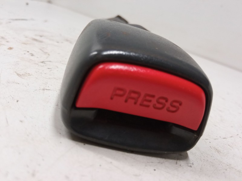 Recambio de anclaje cinturon trasero izquierdo para mitsubishi montero sport i (k7_, k9_) 2.5 td (k94w, k74t) referencia OEM IAM