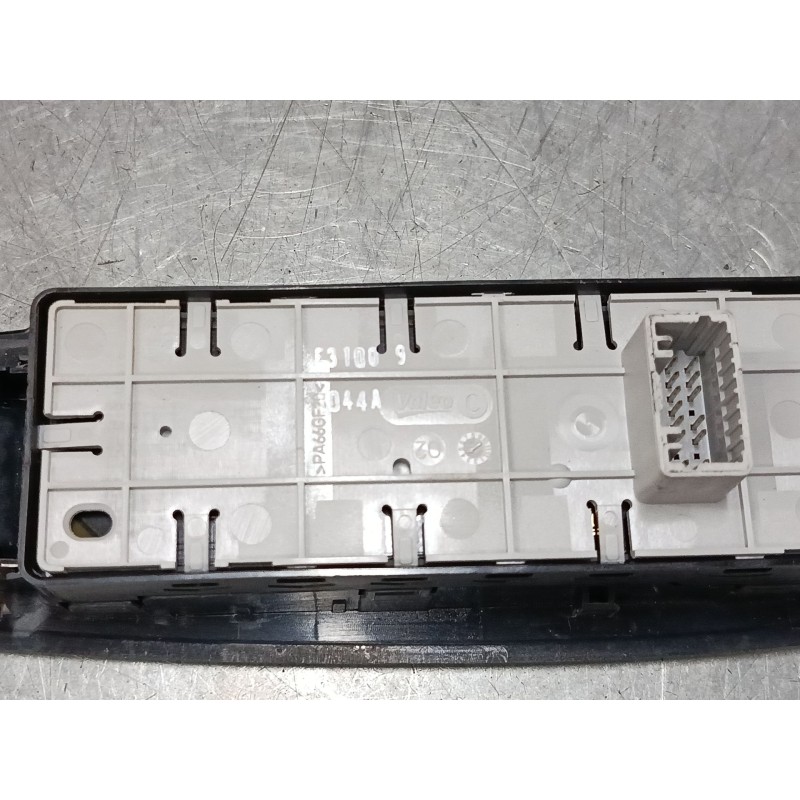 Recambio de mando elevalunas delantero izquierdo para renault megane cc (ez0/1_) 1.2 tce (ez16) referencia OEM IAM   