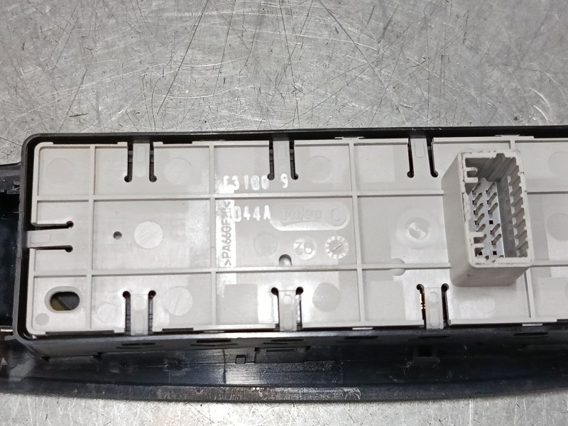 Recambio de mando elevalunas delantero izquierdo para renault megane cc (ez0/1_) 1.2 tce (ez16) referencia OEM IAM   