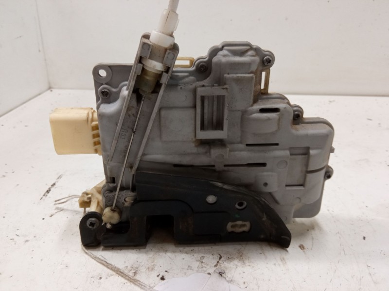 Recambio de cerradura puerta delantera derecha para audi a3 sportback (8pa) 1.6 tdi referencia OEM IAM 4F1837016  