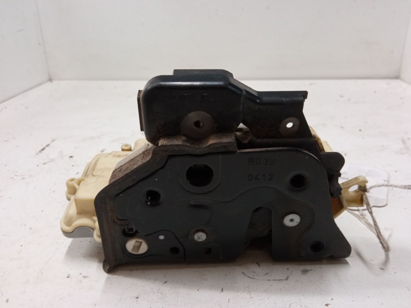 Recambio de cerradura puerta delantera derecha para audi a3 sportback (8pa) 1.6 tdi referencia OEM IAM 4F1837016  