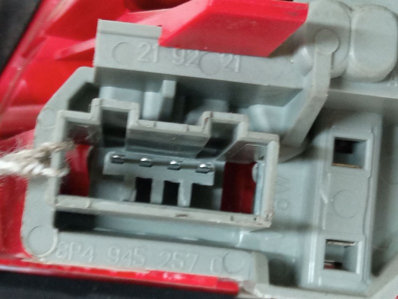 Recambio de piloto trasero porton izquierdo para audi a3 sportback (8pa) 1.6 tdi referencia OEM IAM 8P4945093  
