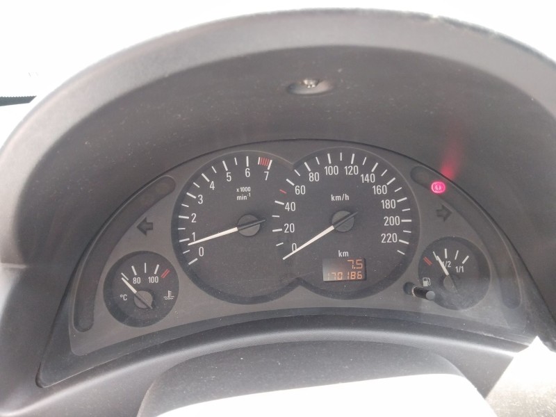 opel corsa c (x01) del año 2001