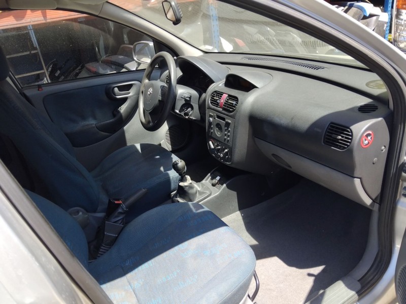 opel corsa c (x01) del año 2001