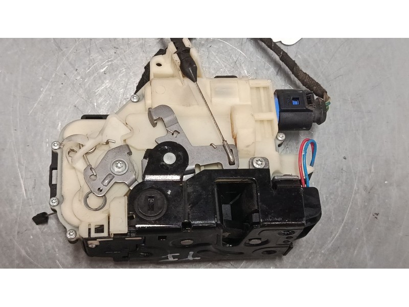 Recambio de cerradura puerta trasera izquierda para volkswagen polo iv (9n_, 9a_) 1.4 16v referencia OEM IAM   