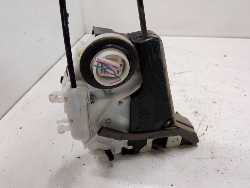 Recambio de cerradura puerta trasera derecha para toyota yaris (_p13_) 1.5 (nsp131_) referencia OEM IAM   