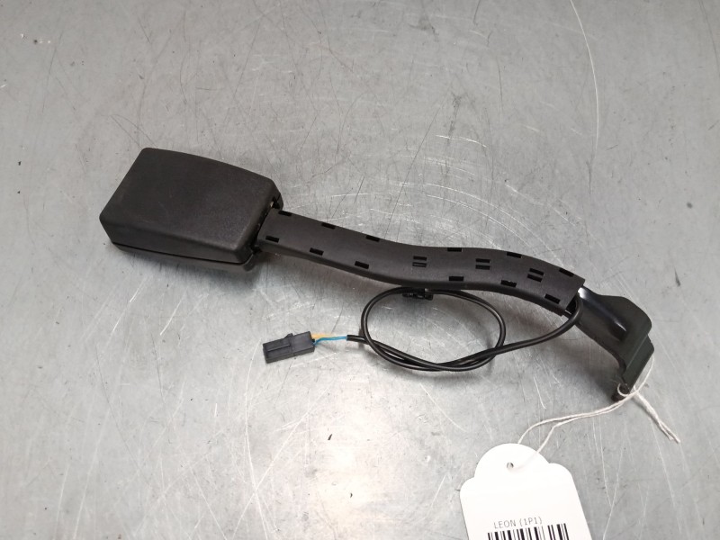 Recambio de anclaje cinturon delantero derecho para seat leon (1p1) 1.9 tdi referencia OEM IAM 5P0857756F  
