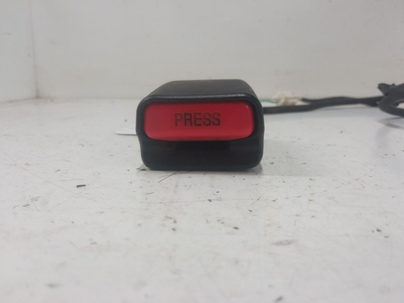 Recambio de anclaje cinturon delantero izquierdo para toyota yaris (_p13_) 1.5 (nsp131_) referencia OEM IAM   