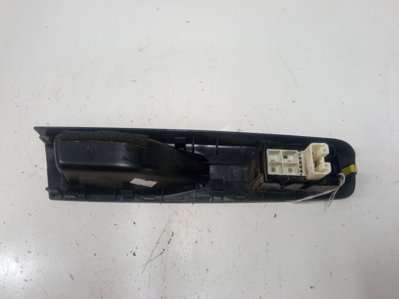 Recambio de mando elevalunas trasero izquierdo para toyota yaris (_p13_) 1.5 (nsp131_) referencia OEM IAM   