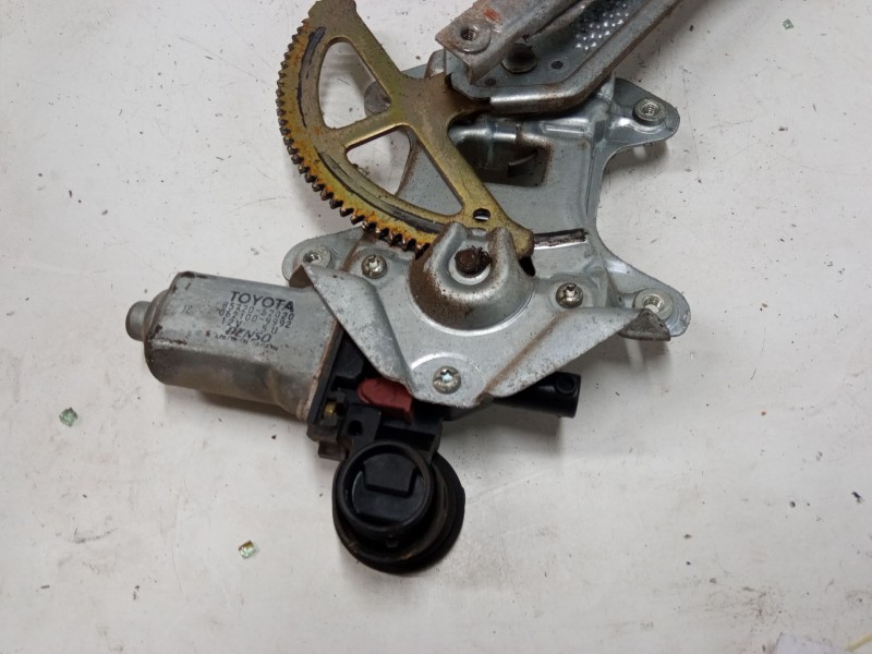 Recambio de elevalunas electrico izquierdo 3p para toyota yaris (_p1_) 1.0 (scp10_) referencia OEM IAM 0621009992  