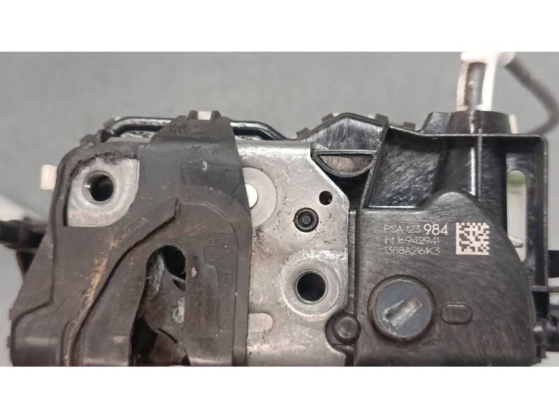Recambio de cerradura puerta trasera derecha para citroën c3 iii (sx) 1.2 thp 110 referencia OEM IAM 123984 9812398480 