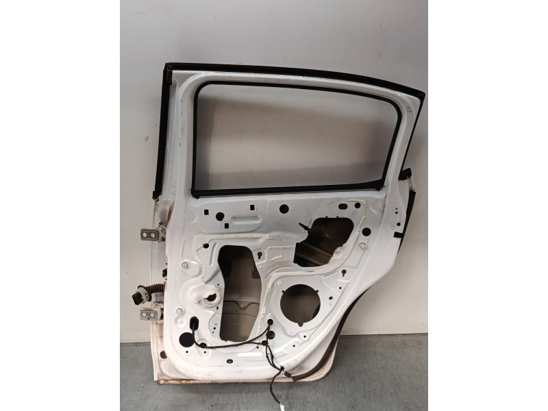 Recambio de puerta trasera derecha para citroën c3 iii (sx) 1.2 thp 110 referencia OEM IAM 9812716680  