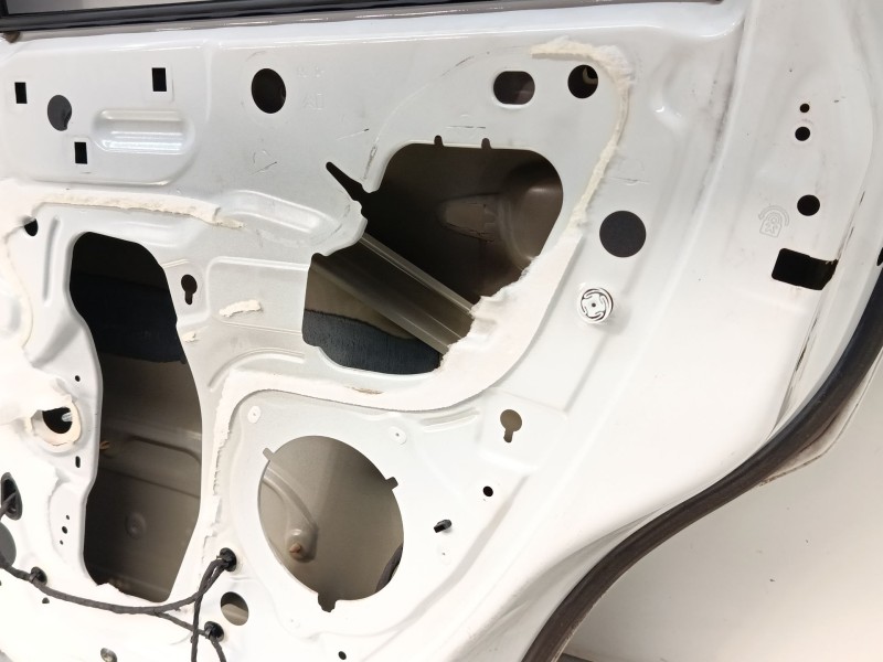 Recambio de puerta trasera derecha para citroën c3 iii (sx) 1.2 thp 110 referencia OEM IAM 9812716680  
