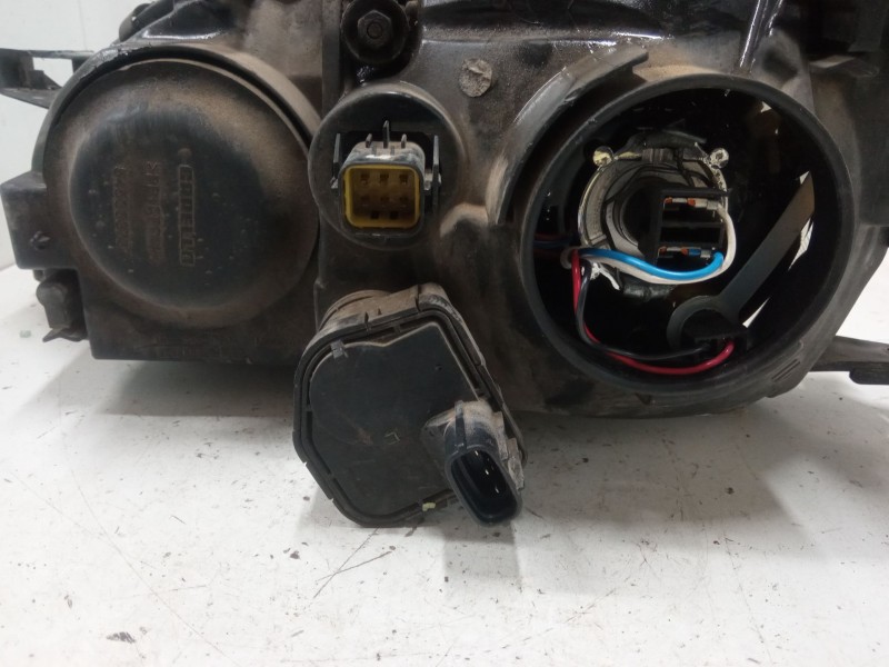 Recambio de faro derecho para toyota avensis liftback (_t22_) 1.6 (at220_) referencia OEM IAM   