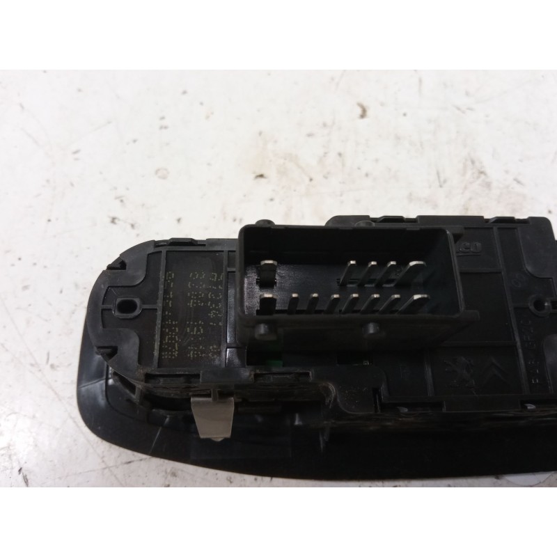 Recambio de mando elevalunas delantero izquierdo para peugeot 208 i (ca_, cc_) 1.2 puretech 82 referencia OEM IAM   