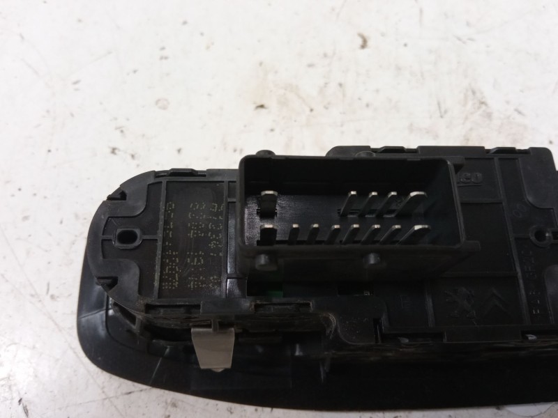 Recambio de mando elevalunas delantero izquierdo para peugeot 208 i (ca_, cc_) 1.2 puretech 82 referencia OEM IAM   