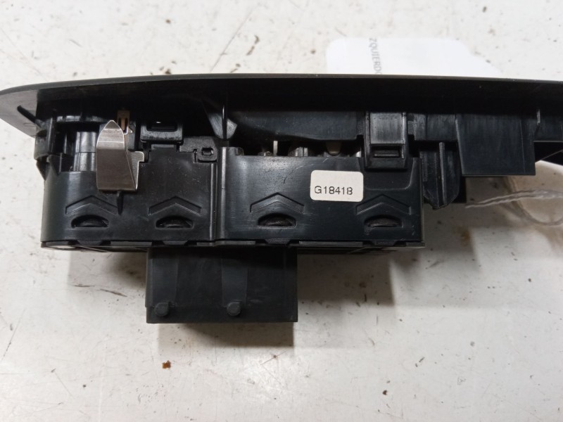 Recambio de mando elevalunas delantero izquierdo para peugeot 208 i (ca_, cc_) 1.2 puretech 82 referencia OEM IAM   