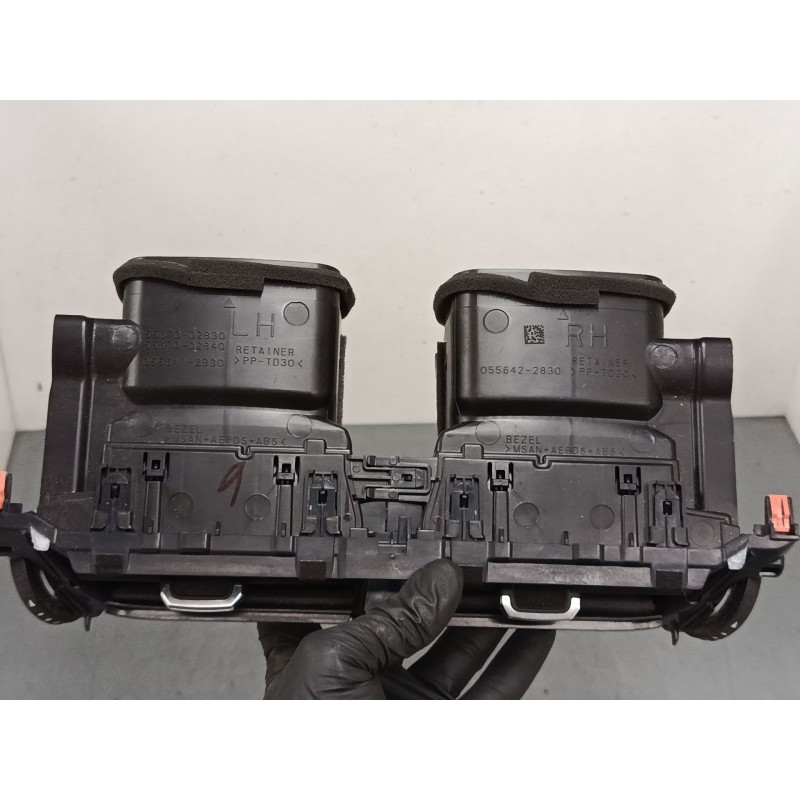 Recambio de aireador central para toyota corolla station wagon (_e21_) 1.8 hybrid (zwe211) referencia OEM IAM 5567002830 0556422