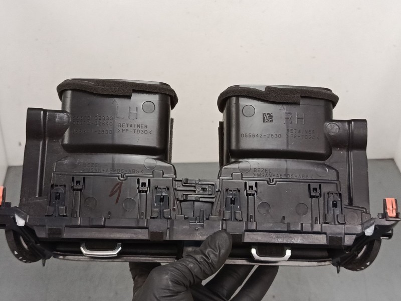 Recambio de aireador central para toyota corolla station wagon (_e21_) 1.8 hybrid (zwe211) referencia OEM IAM 5567002830 0556422
