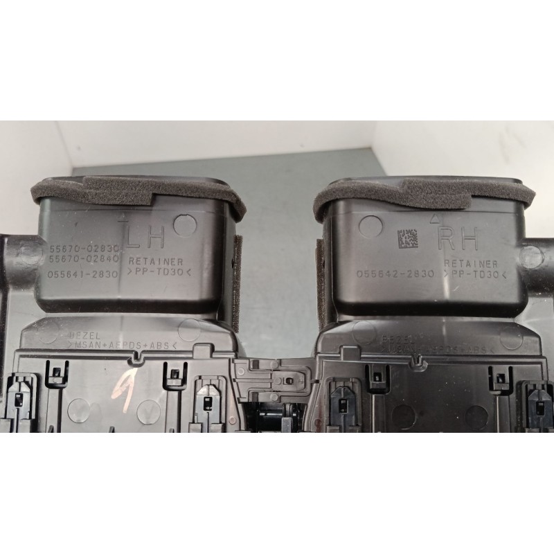 Recambio de aireador central para toyota corolla station wagon (_e21_) 1.8 hybrid (zwe211) referencia OEM IAM 5567002830 0556422