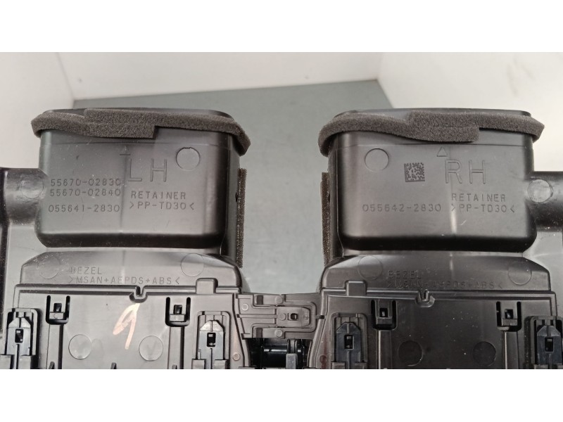 Recambio de aireador central para toyota corolla station wagon (_e21_) 1.8 hybrid (zwe211) referencia OEM IAM 5567002830 0556422