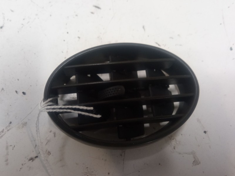 Recambio de aireador izquierdo para renault twingo ii (cn0_) 1.2 16v (cn0k, cn0v) referencia OEM IAM   