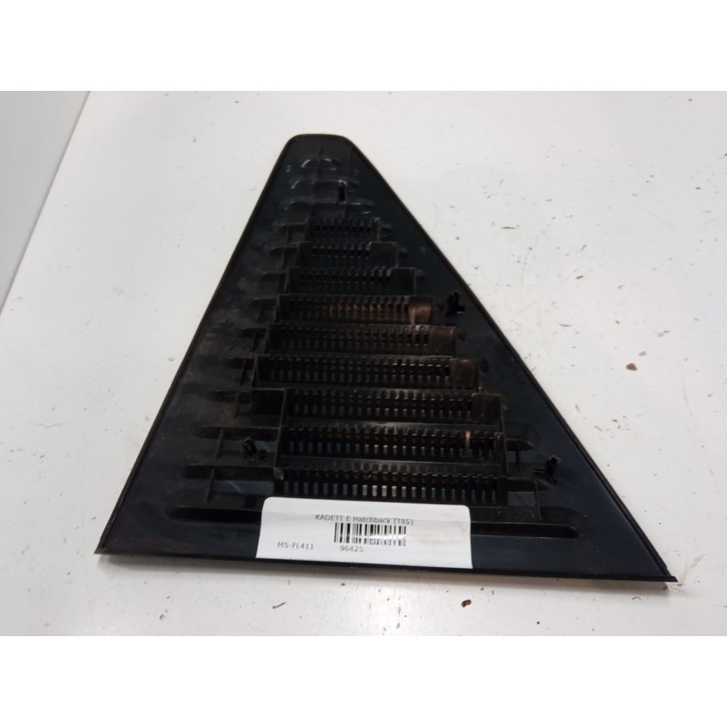 Recambio de embellecedor exterior izquierdo pilar c para opel kadett e hatchback (t85) 1.8 i (c08, c48, d08, d48) referencia OEM