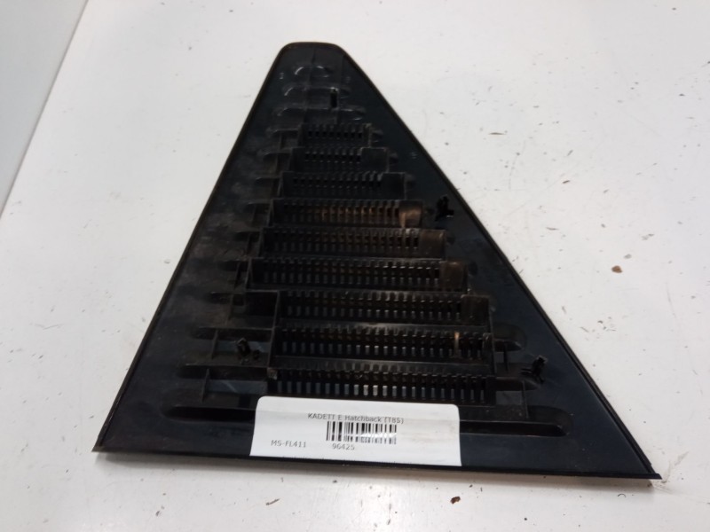 Recambio de embellecedor exterior izquierdo pilar c para opel kadett e hatchback (t85) 1.8 i (c08, c48, d08, d48) referencia OEM