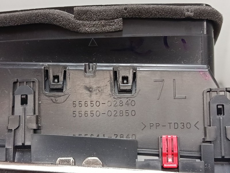 Recambio de aireador izquierdo para toyota corolla station wagon (_e21_) 1.8 hybrid (zwe211) referencia OEM IAM 5565002840  