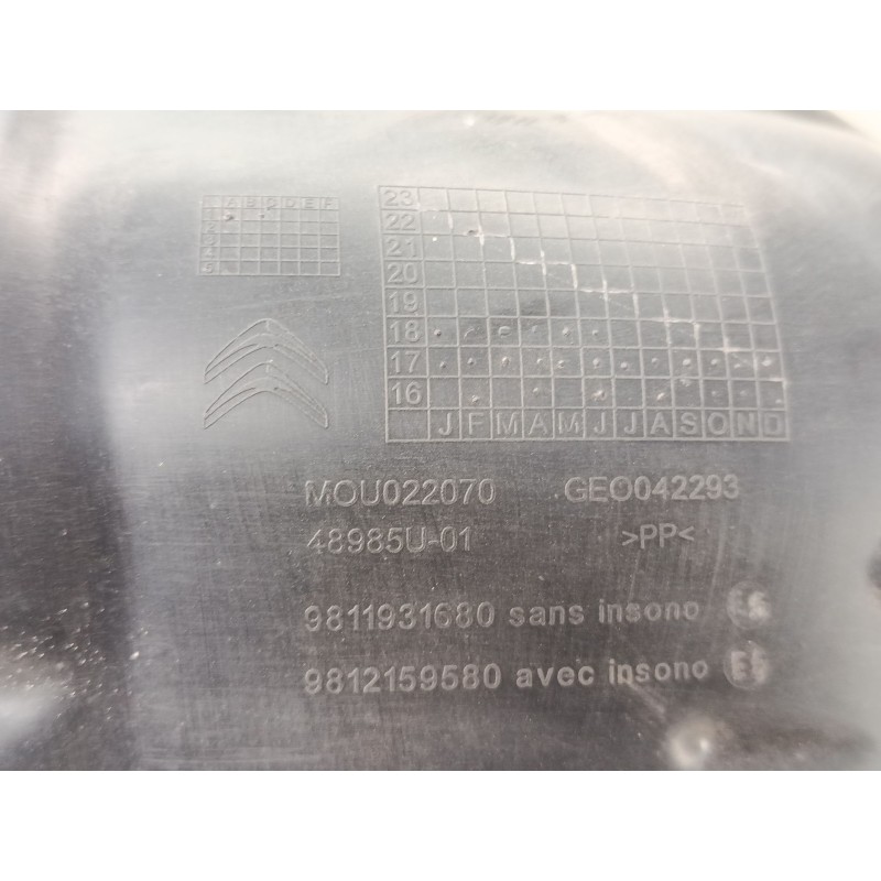 Recambio de paso de rueda trasero izquierdo para citroën c3 iii (sx) 1.2 vti 82 referencia OEM IAM 9811931680  