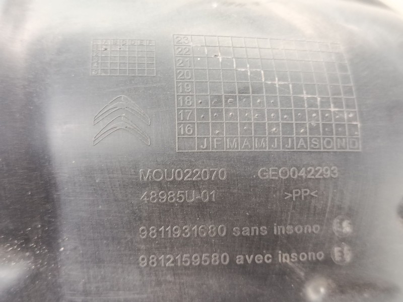 Recambio de paso de rueda trasero izquierdo para citroën c3 iii (sx) 1.2 vti 82 referencia OEM IAM 9811931680  