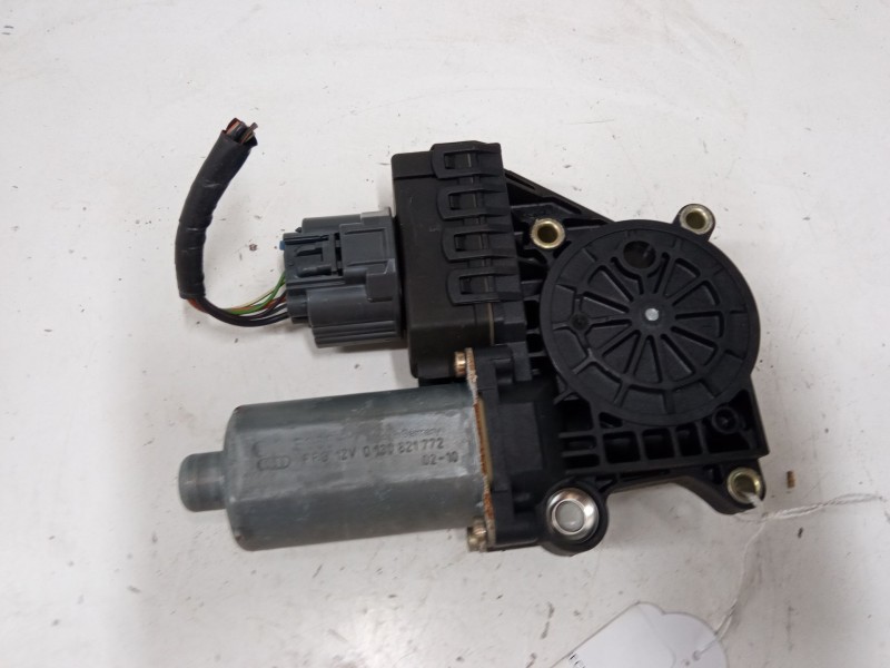 Recambio de motor elevaluna trasero derecho para ford mondeo iii (b5y) 2.0 16v referencia OEM IAM 0130821772  