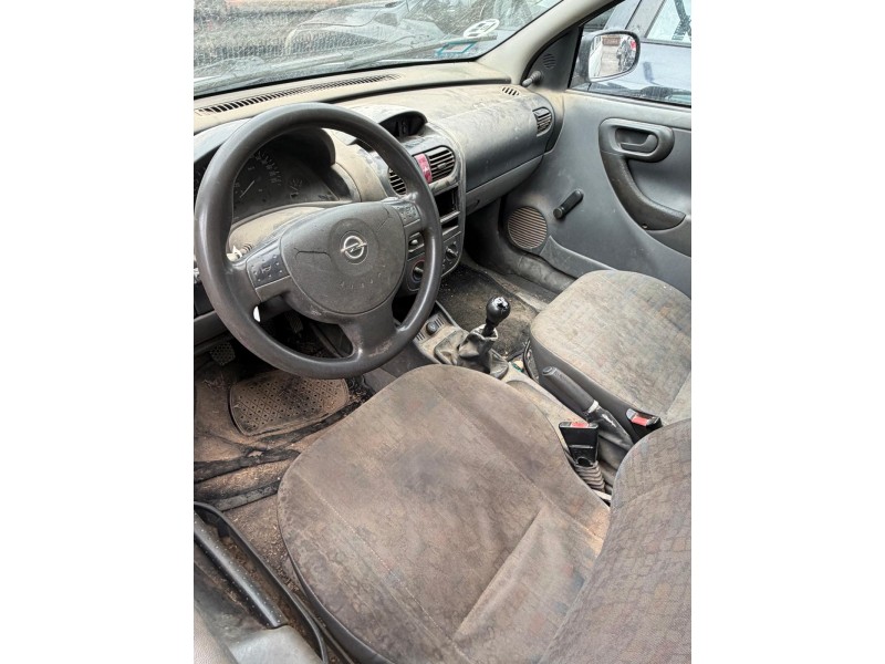 opel corsa c (x01) del año 2001