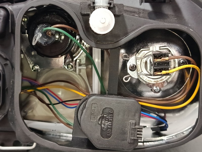 Recambio de faro derecho para volkswagen golf iv (1j1) 1.6 16v referencia OEM IAM   