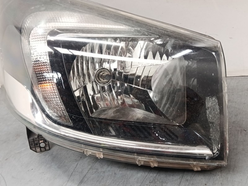 Recambio de faro derecho para opel vivaro b autobús (x82) 1.6 cdti (06) referencia OEM IAM 93867948 260100647R 1EE01156502