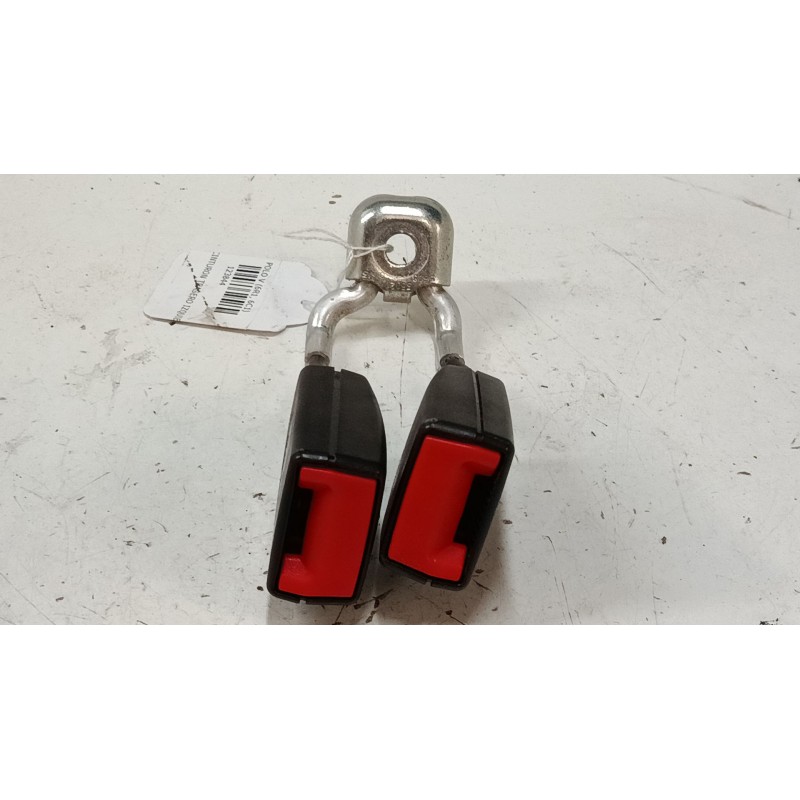 Recambio de anclaje cinturon trasero izquierdo para volkswagen polo v (6r1, 6c1) 1.2 tsi referencia OEM IAM 6R0857739A  