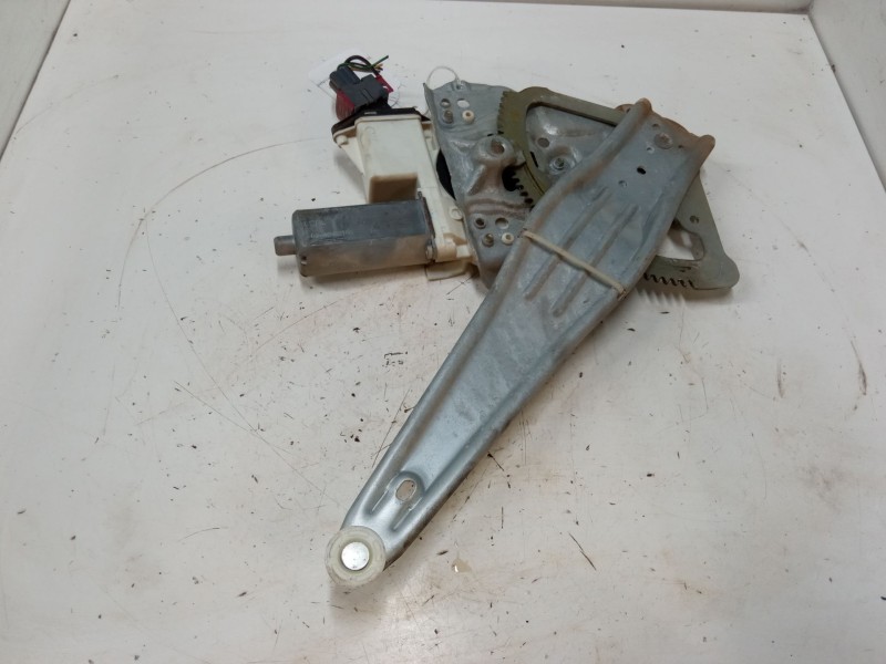 Recambio de elevalunas electrico trasero izquierdo para toyota corolla (_e12_) 1.6 vvt-i (zze121_) referencia OEM IAM 0130822032