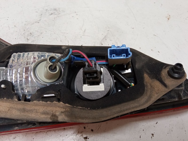 Recambio de piloto trasero porton izquierdo para toyota yaris (_p13_) 1.5 (nsp131_) referencia OEM IAM 815910D620  