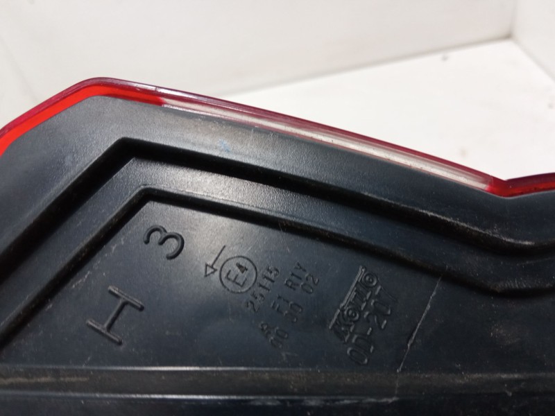 Recambio de piloto trasero porton izquierdo para toyota yaris (_p13_) 1.5 (nsp131_) referencia OEM IAM 815910D620  