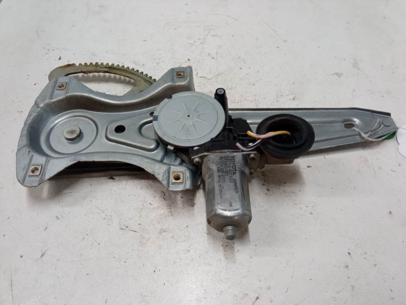 Recambio de elevalunas electrico trasero izquierdo para toyota yaris (_p13_) 1.5 (nsp131_) referencia OEM IAM 857100D100  