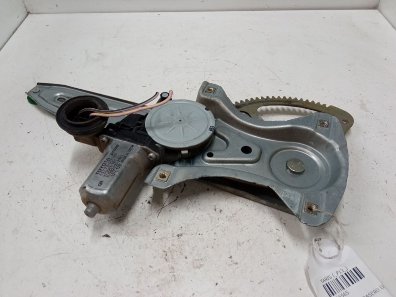 Recambio de elevalunas electrico trasero derecho para toyota yaris (_p13_) 1.5 (nsp131_) referencia OEM IAM 857200D120  