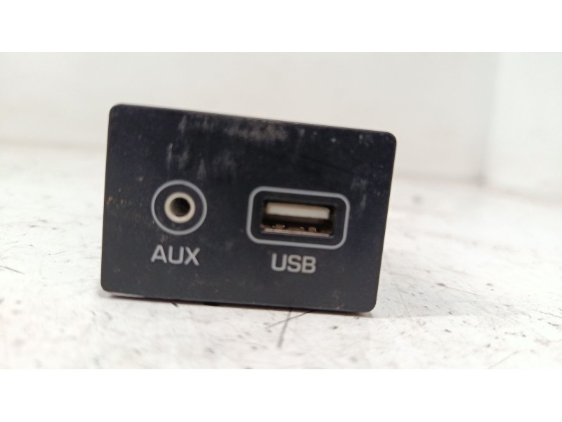 Recambio de conector usb / aux para hyundai tucson (tl, tle) 1.7 crdi referencia OEM IAM 96120D3500  
