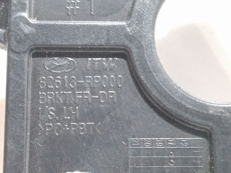 Recambio de maneta interior puerta delantera izquierda para kia carens iv 1.6 gdi referencia OEM IAM 82613-RP000  