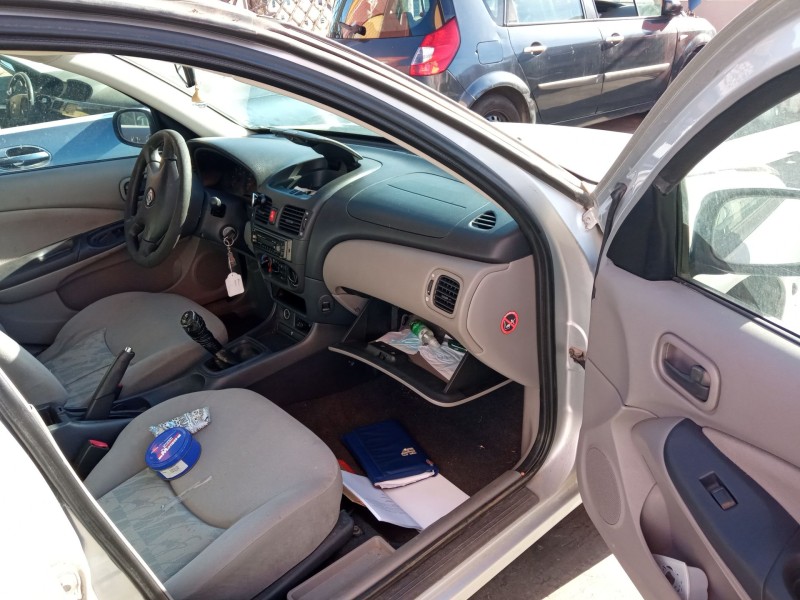 nissan almera ii hatchback (n16) del año 2001 nissan almera ii hatchback (n16) del año 2001
