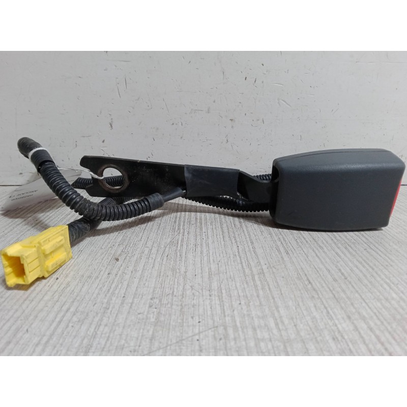 Recambio de anclaje cinturon delantero izquierdo para kia cerato i hatchback (ld) 1.6 referencia OEM IAM   